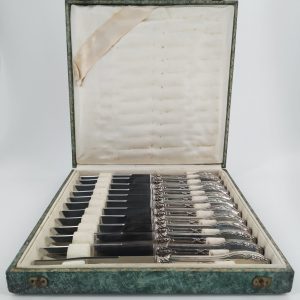 Belle suite de 12 couteaux à dessert en argent dans leur écrin