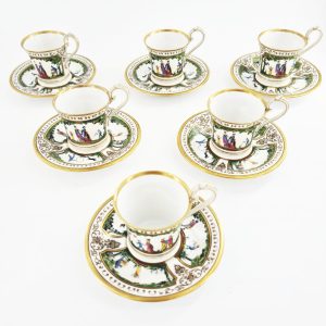 Exceptionnelle paire-tasse à café en porcelaine de Limoges , maison Raynaud , modèle « Promenade au Palais Royal »