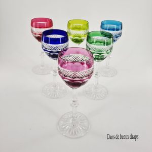 Rare suite de 6 verres à vin blanc ou roemers en cristal de Saint Louis, modèle Trianon.