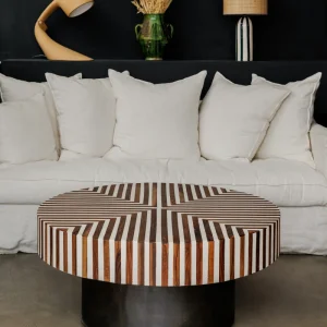 Table basse artisanale rayée en noyer et résine - 2 tailles disponibles