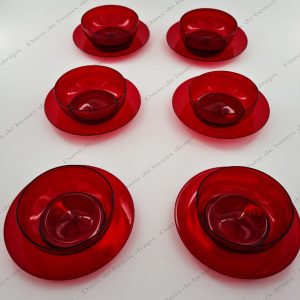 Ensemble de 6 coupelles et 6 soucoupes rouges en verre de Murano.