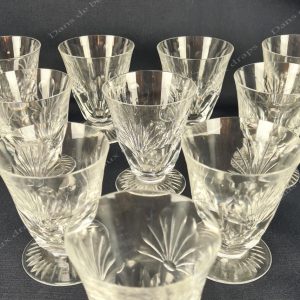 10 gobelets à eau en cristal de Saint Louis.