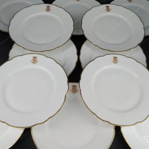 Rare assiette à diner en porcelaine de Limoges,monogramme sous couronne de marquis.