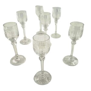 Suite de 7 verres à liqueur en cristal de Baccarat, modèle Dombasles