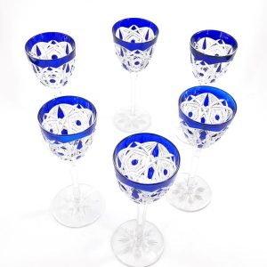 Suite de 6 verres à vin du Rhin en cristal de Baccarat, modèle Lagny, bleu cobalt.