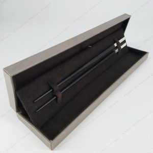 Paire de baguettes japonaises en bois et métal argenté, orfèvre Christofle.