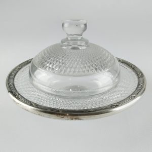 Beau beurrier couvert rond en cristal et argent.