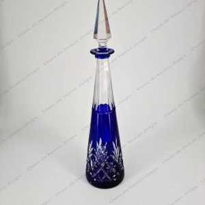 Belle carafe en cristal doublé taillé en cristal de Saint Louis de couleur cobalt.