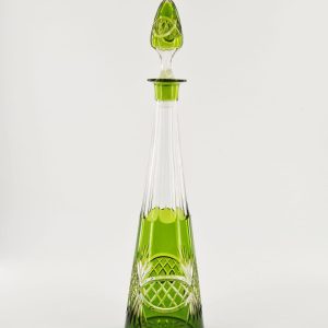 Belle carafe en cristal doublé taillé en cristal de Saint Louis de couleur chartreuse.