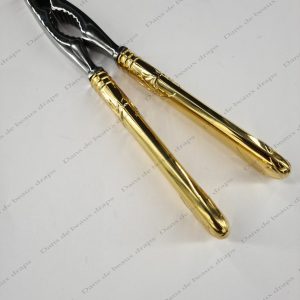 Joli casse-noix en métal doré de style art nouveau.