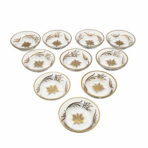 10 petites coupelles en cristal à décor floral doré.