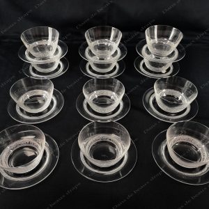 Rare suite de 12 rince-doigts et 12 soucoupes en cristal,Lalique,modèle St Hubert.
