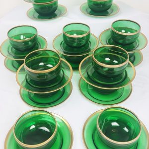 Ensemble de 16 bols et assiettes en cristal vert à large filet or, fin XIX ème