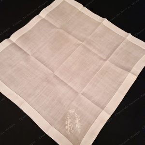 Très beau mouchoir d&rsquo;homme en linon blanc,monogramme sous couronne comtale.