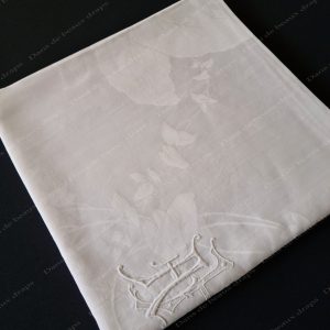 Très belle nappe de buffet carrée en damassé de lin,époque Napoléon III,monogramme AHE.