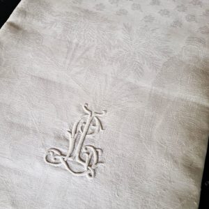 Rare nappe en damassé de lin à décor de chasse dans le désert,monogramme LL.