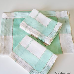 Magnifique service de table en lin vert d&rsquo;eau et blanc tissé de fils d&rsquo;or.