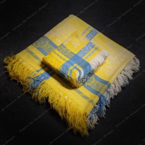 Rare service à thé en damassé de lin frangé bleu et jaune monogramme SC.