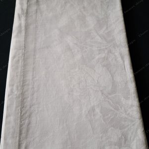 Nappe en damassé de lin à décor de roses,sans monogramme.