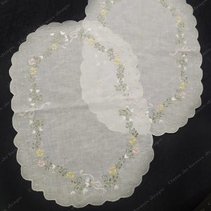 Très jolie paire de napperons ou fonds de plateau en lin brodés mains.