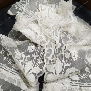 Paire de panneaux brodés sur tulle à décor floral,époque Napoléon 3.