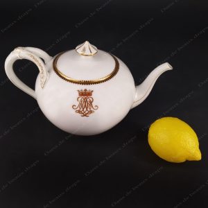 Rare théière en porcelaine de Limoges,monogramme sous couronne de marquis.