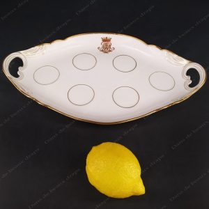 Ravissant petit plateau en porcelaine de Limoges,monogramme sous couronne de marquis.