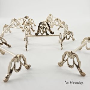 Rare suite de 12 porte-couteaux en argent à décor de draperies, poinçon minerve.