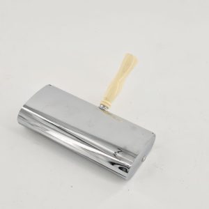 Joli ramasse-miette en métal argenté