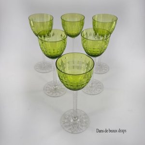 Suite de 10 verres à vin blanc ou rœmers en cristal de Baccarat doublés couleur chartreuse.