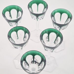 Très belle suite de 6 verres à vin blanc en cristal de Baccarat, modèle Harcourt, doublés verts