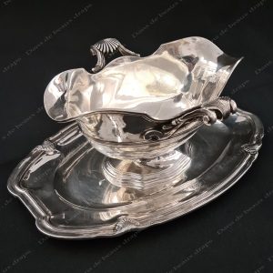 Très belle saucière en argent à plateau adhérent,poinçon minerve,orfèvre Puiforcat.