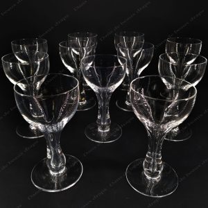 Très rare suite de 9 coupes champenoises en cristal, probablement Baccarat, XIXème.
