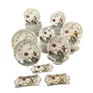 Rare service de table en faïence anglaise polychrome, fin XIX ème, 65 pièces.