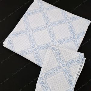 Joli service de table en damassé de coton de couleur bleu sans monogramme.