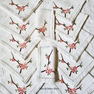 Superbe service de table en damassé de lin à décor floral monogrammé RV.