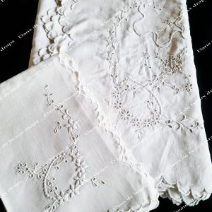 Rare service de table en fil de lin richement brodé,époque 1900.