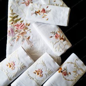 Extraordinaire service de table en fil de lin brodé couleur,époque 1900.