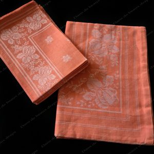 Joli service de table en damassé de lin de couleur saumon sans monogramme.