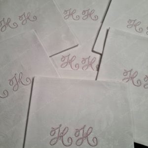 Très belle suite de 10 serviettes de table en damassé de lin monogramme HH.