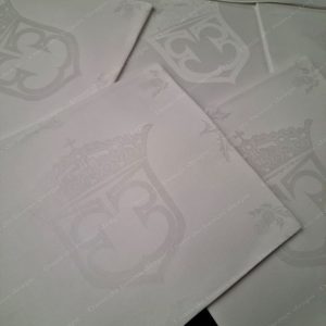 Magnifique suite de 6 serviettes de table en damassé de lin,couronne tissée,fin XIX ème.