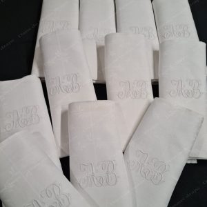 11 belles serviettes de table en damassé de lin monogramme AB.