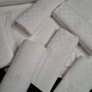 12 superbes serviettes de table en damassé de lin ,monogramme DH.