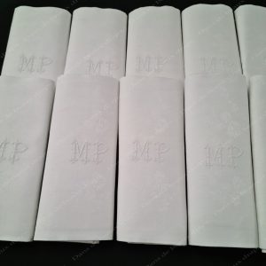 Suite de 10 belles serviettes de table en damassé de lin monogramme MP.