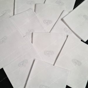 Étonnante suite de 12 serviettes de table en damassé de lin,monogramme AV entouré d&rsquo;un serpent.