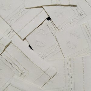 Série de 10 serviettes à thé ou à cocktail en crêpe de lin monogramme CP.