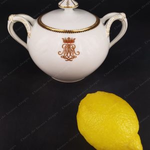 Rare sucrier en porcelaine de Limoges,monogramme sous couronne de marquis.