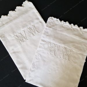 Magnifique paire de taies d&rsquo;oreiller en fil de lin brodées et monogrammées WM.