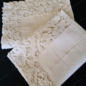 Ravissante paire de taies d&rsquo;oreiller en fil de lin sans monogramme,broderies Richelieu.