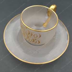 Paire tasse à café en opaline de cristal,monogramme doré.